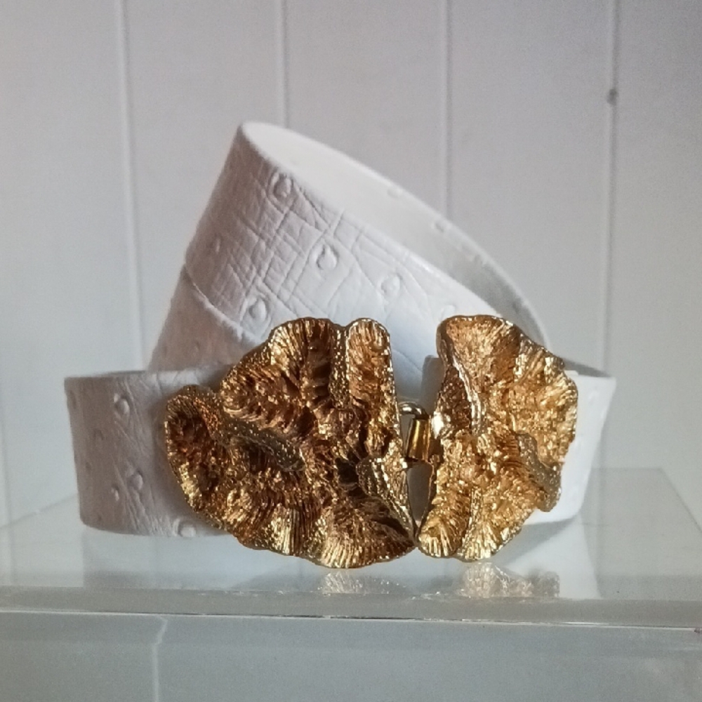 Mimi D Vtg White W Gold Buckle Belt.
